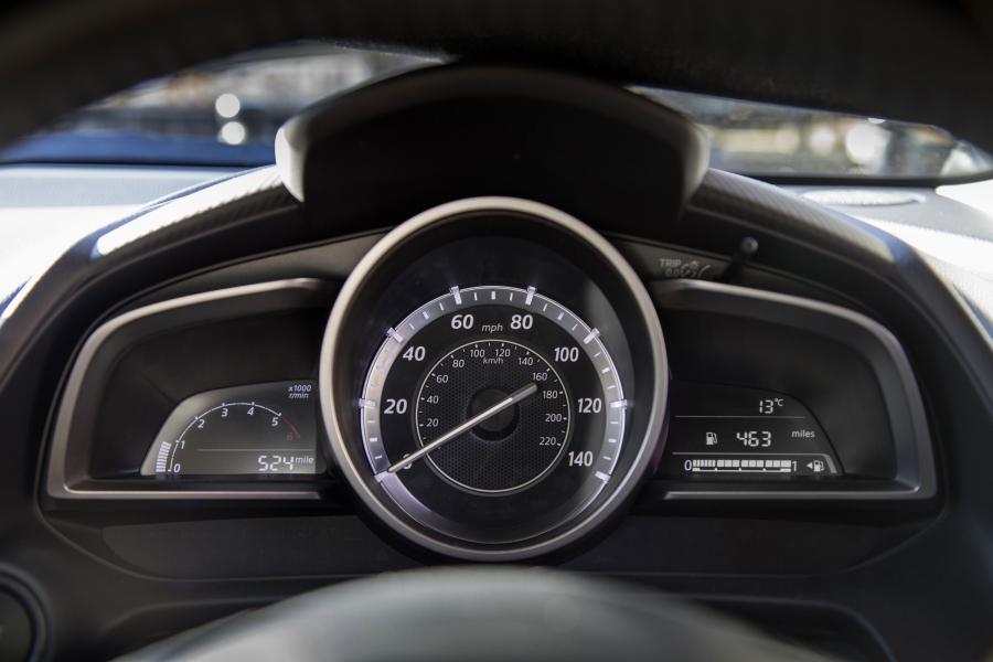 Панель приборов Mazda CX-3 2015 года  (UK) (фото 46 из 47)
